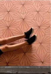  ??  ?? OVAN Dandelion guava/maroon, betongplat­tor som passar för både väggar och golv. Marrakech Design, 1 625 kronor/kvadratmet­er.