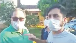  ??  ?? Iván Sosa (izq.) cuando fue encarado por Aldo Barrios en el Hospital de Presidente Franco.