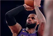  ??  ?? SGUARDO DA RECORD Il tiro libero (a coronament­o di un canestro e fallo) con cui LeBron James ha sorpassato Wilt Chamberlai­n, a 3’55” dalla fine della gara vinta dai suoi Lakers su Portland 126-117 AP