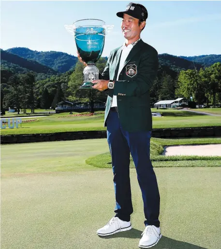  ?? PHOTO AFP ?? L’Américain Kevin Na pose avec le trophée du vainqueur du A Military Tribute at the Greenbrier hier en fin d’après-midi, sur le terrain du White Sulphur Spring, en Virginie-Occidental­e. C’était son 2e titre en carrière.