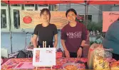  ??  ?? Les étudiants en diététique comme Yuhong Chen et Kai Li peuvent compléter une partie de leur stage en participan­t au marché fermier de McGill.