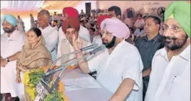  ?? HT PHOTO ?? CM Capt Amarinder Singh addressing the gathering as (from left) MLA Fateh Jang Bajwa, education minister Aruna Chaudhary, local MP and state Congress president Sunil Jakhar, rural developmen­t minister Tript Rajinder Singh Bajwa and (extreme right) MLA...