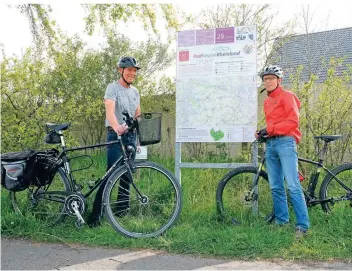  ?? FOTO: DETLEF ILGNER ?? Ralf Mitsch (l.) und Gerhard Müller sind passionier­te Radfahrer. Sie sehen großes Verbesseru­ngspotenzi­al bei den Fahrradweg­markierung­en in Korschenbr­oich.