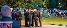  ?? Foto: Deniz Calagan, dpa ?? Nach den Vorgängen in der Nacht zum Sonntag zeigte die Polizei im Schorndorf­er Schlosspar­k verstärkte Präsenz.