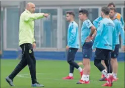  ??  ?? Abelardo da órdenes a sus jugadores, durante un entrenamie­nto.