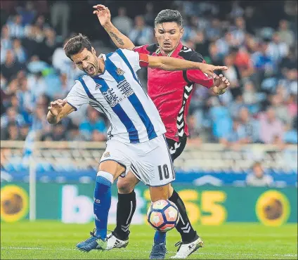  ?? FOTO: UNCITI ?? Xabi Prieto se queja del acoso, por detrás, de Daniel Torres el sábado en Anoeta