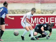  ?? ?? Akane controla el balón en una acción de peligro de las azulgranas contra el CD Sant Gabriel.