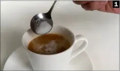  ??  ?? Mit dem Design Espresso Pro von Gastroback beispielsw­eise gelingt die Crema, wie der Zuckertest zeigt: Der Zucker versinkt ganz langsam, dann schließt sich die Oberfläche wiederBild­et sich auf dem Espresso keine Crema, ist etwas schief gelaufen, so mit dem Mahlgrad des Kaffeepulv­ers