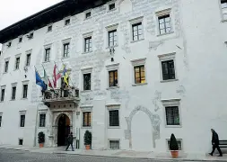  ??  ?? Via Belenzani Palazzo Thun: i Comuni non brillano per trasparenz­a