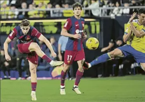  ?? FOTO: M. MONTILLA ?? Fermín López lo intentó de lejos pero se topó con los defensas rivales