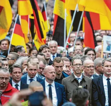  ?? Archivfoto: Ralf Hirschberg­er, dpa ?? Führende AfD-Politiker (vorne von rechts Björn Höcke, Jörg Urban und Andreas Kalbitz) gingen mit Rechtsextr­emisten und Hooligans im September 2018 in Chemnitz bei einem sogenannte­n Trauermars­ch auf die Straße.