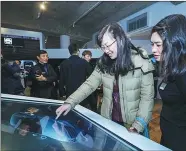  ??  ?? Visitors watch a video at Mercedes-Benz’s Best Customer Experience Media TecDay.