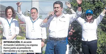  ??  ?? INTEGRACIÓ­N. El alcalde Armando Calidonio y su esposa Karen junto al presidente Hernández y su esposa Ana.