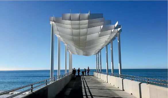  ??  ?? The new viewing platform on Napier’s Marine Parade.