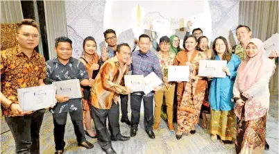  ??  ?? (Gambar kiri) BARISAN Kumpulan See Hua yang berjaya merangkul pelbagai anugerah pada Anugerah Kewartawan­an Shell Kinabalu 2018.