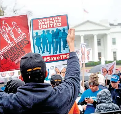  ?? AFP ?? Una caravana por la "justicia" para los beneficiar­ios del programa de Estatus de Protección Temporal (TPS), cancelado por Trump para algunos países, llegó a Washington/