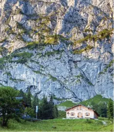  ?? Foto: Mauritius ?? Direkt vor der Benedikten­wand: die Tutzinger Hütte. Sie liegt auf 1320 Metern Höhe und kann nur zu Fuß erreicht werden.