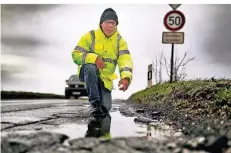  ?? FOTO: TEPH ?? Christoph Zacharias macht auf unübersehb­are Schlaglöch­er auf der L239 aufmerksam. „Sie machen die Nutzung der Landstraße fast unmöglich.“