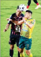  ?? AFP ?? Bryan Ruiz (left) of Costa Rica’s Alajuelens­e vies for the ball with Nixson Flores of Guatemala’s Guastatoya during the CONCACAF Champions League.