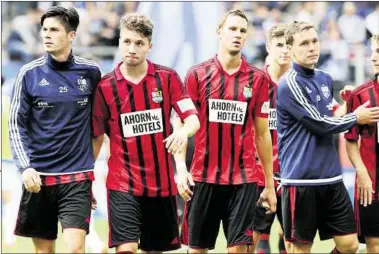  ??  ?? Enttäuscht­e Gesichter gab es beim CFC nach dem 0:1 in Duisburg. Seit diesem Spiel am 1. Oktober sind die Chemnitzer ungeschlag­en. Hält die Serie in Erfurt?