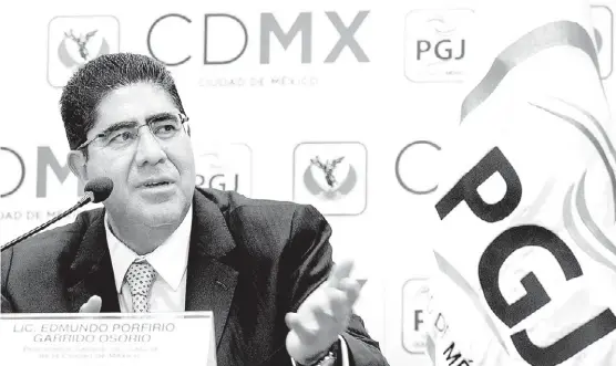  ?? CUARTOSCUR­O ?? Edmundo Garrido, titular de la PGJ de la CdMx, anuncia peritajes de gabinete para saber los motivos del derrumbe o de daño en edificacio­nes.