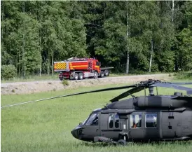  ?? Bild: FREDRIK SANDBERG/TT ?? BRANDBEKÄM­PNING. Helikopter och brandbil i Broddbo utanför Sala.