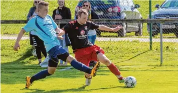  ??  ?? Simon Keller (schwarzes Trikot) hatte am Sonntag mit seinem SV Oberrieden die Oberhand gegen Simon Schaumann und den SV Mattsies.