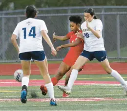  ?? JOHN SMIERCIAK/DAILY SOUTHTOWN ?? Thornwood’s Carmen Valadez (10) blocks a shot against Homewood-Flossmoor during a nonconfere­nce game on Thursday.