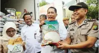  ?? FEDRIK TARIGAN/ JAWA POS ?? STABILISAS­I HARGA: Budi Waseso (dua dari kanan) saat melepas bahan pokok murah di gudang Bulog, Kelapa Gading, Jakarta, kemarin (6/6).