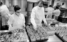  ?? Reuters ?? •
el chef daniel Humm trabaja para llenar cajas de comida para donar en la cocina de su restaurant­e eleven madison Park.