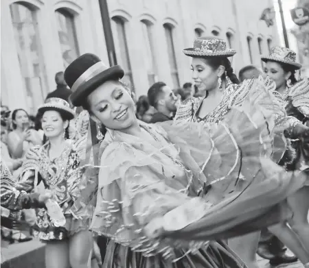  ?? /FLOR CASTAÑEDA ?? Las calles se llenaron de baile y música.