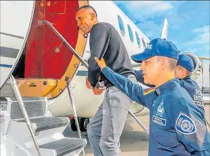  ?? Foto: AFP ?? Instante en que Jhon Viáfara subía al avión de la DEA rumbo a Estados Unidos.