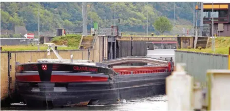  ?? FOTO: FREY/DPA ?? Die Moselschle­use in Lehmen bei Koblenz soll als nächstes eine zweite Kammer erhalten. Die Bauarbeite­n sollen bald beginnen.