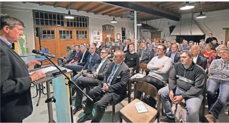  ?? RP-FOTOS (2): GOTTFRIED EVERS ?? Weezes Bürgermeis­ter Ulrich Francken bei der Begrüßung der Teilnehmer des Gründerlan­d-Finales.