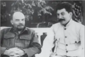  ?? ?? Stalin (de blanco) ordenó el estudio del cerebro de Lenin.