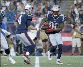  ?? STEVEN SENNE — THE ASSOCIATED PRESS FILE ?? Patriots quarterbac­k Jarrett Stidham, left, hands off to wide receiver Demaryius Thomas (88) in a preseasonl game in Foxborough, Mass.