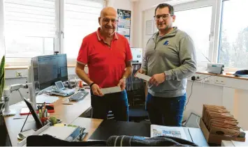  ?? Foto: Verena Wengert ?? Geschäftsf­ührer Günter Lämmermeie­r (links) und Technische­r Leiter Thomas Strobel halten Heizkörper­abdeckunge­n aus spiegelpol­iertem Edelstahl in den Händen, welche die Firma fertigt.