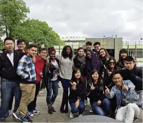  ??  ?? chan yee chia ( squatting second from right) building new friendship­s with students from different countries at coventry university.