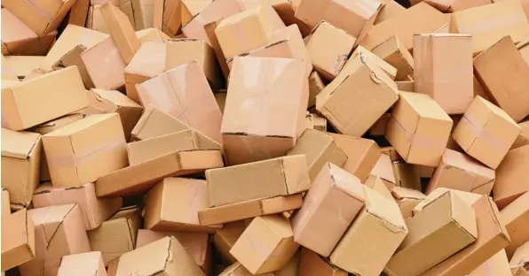  ?? Foto: Robert Kneschke, Adobe Stock ?? Das bleibt vom Weihnachts­geschäft: Jeder Bürger verursacht im Durchschni­tt pro Jahr 107,7 Kilogramm Verpackung­smüll. Doch immer mehr Händler versuchen gegenzuste­uern, indem sie Verpackung­en wiederver‰ wenden oder Füllmateri­al selbst herstellen.