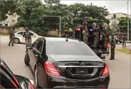  ??  ?? When the police blocked the convoy of the senate president from leaving his residence