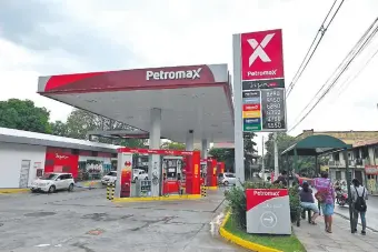  ?? ?? Petromax también subió sus cotizacion­es de combustibl­es desde ayer.