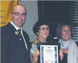  ??  ?? On aperçoit, de gauche à droite: Vallier Côté, gouverneur du district Est du Québec et Acadie; Marie-Paule Massiéra, membre Optimiste; et Stella Lemay, présidente du Club Optimiste Moncton-Dieppe.