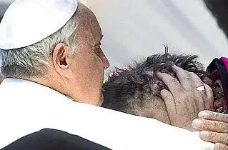  ?? ?? In piazza San Pietro a Roma Papa Francesco abbraccia Vinicio Riva: era il 6 novembre 2013