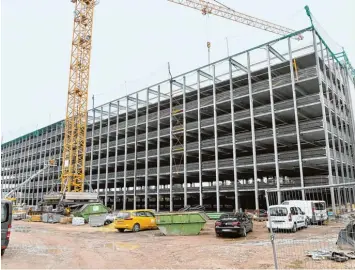  ?? Foto: Silvio Wyszengrad ?? Das neue Kuka Parkhaus in Lechhausen sorgt für Kontrovers­en. Ein Nachbar klagt nun, weil die Garage seiner Ansicht nach zu hoch ist.