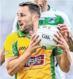  ?? PIARAS Ó MÍDHEACH / SPORTSFILE ?? Doing it the Corofin way: Corofin veteran Gary Sice gives James Webb of Oughterard the slip during yesterday’s clash