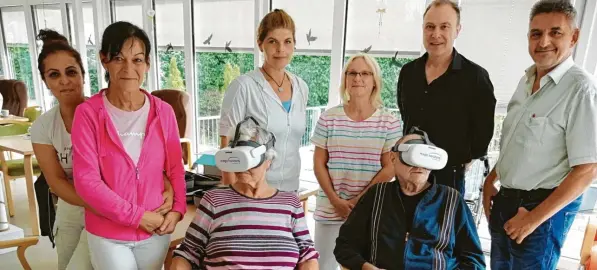  ?? Foto: Kpv Burgau ?? Der Krankenpfl­egeverein Burgau geht im Bereich der Demenzpfle­ge neue Wege und setzt auf die Nutzung von VR-Brillen. Pflegedien­stleiterin Nicole Keil (hinten Dritte von links) und Geschäftsf­ührer Josef Knöpfle (rechts) sind überzeugt und sehen therapeuti­sche Ansätze.