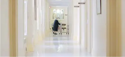  ?? AMAZONE FILM. ?? A scene from Annabel Loyola’s documentar­y Le dernier souffle: au coeur de l’Hôtel-Dieu de Montréal. The film is a tribute to the hospital and the people who inhabit it, from the nuns who live there to the doctors, nurses and patients.