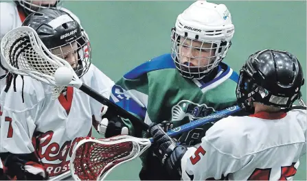  ?? CLIFFORD SKARSTEDT EXAMINER ?? Peterborou­gh paperweigh­t Lakers' Declan O'Donoghue fights for a loose ball in the 33rd Laker Classic lacrosse tournament on Saturday.