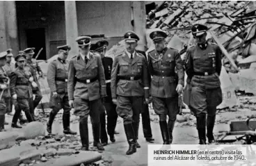  ??  ?? HEINRICH HIMMLER (en el centro) visita las ruinas del Alcázar de Toledo, octubre de 1940.