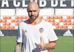  ??  ?? LLEVARÁ EL ‘12’. Zaza, ayer en su presentaci­ón con el Valencia.